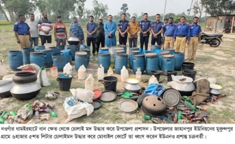 ধামইরহাটে মাদকবিরোধী অভিযানে ধানক্ষেত থেকে ৬৫০০ লিটার চোলাই মদ উদ্ধার